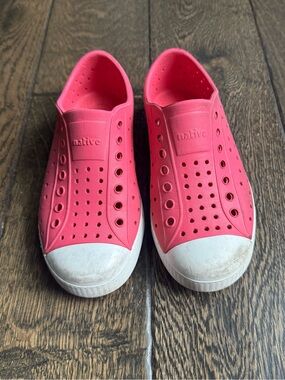 Native Kids Slip-On Water Shoes in Bright Pink with White Toe